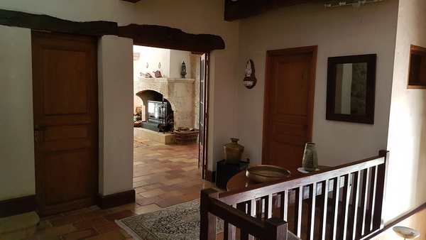 La Bastida : Du palier au living / From landing to living room